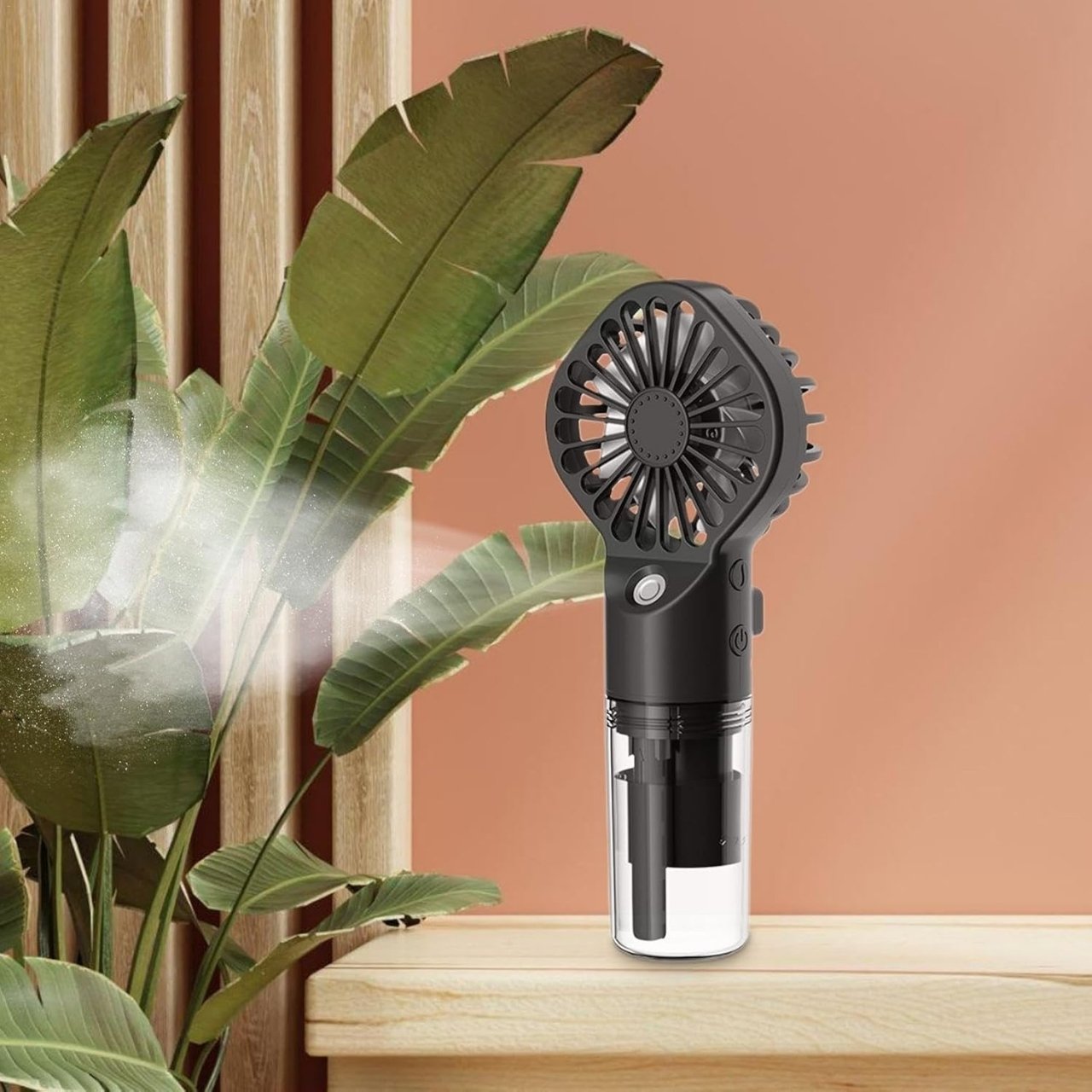 Felfrissít és hidratál egyben - a finom vízpermettel a ventilátor nemcsak hűsít, hanem hidratálja is a bőrt, tökéletes forró, száraz napokra.