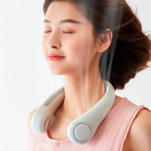 NeckFan, egy hordozható ventilátor, ami a nyaka köré illeszkedik